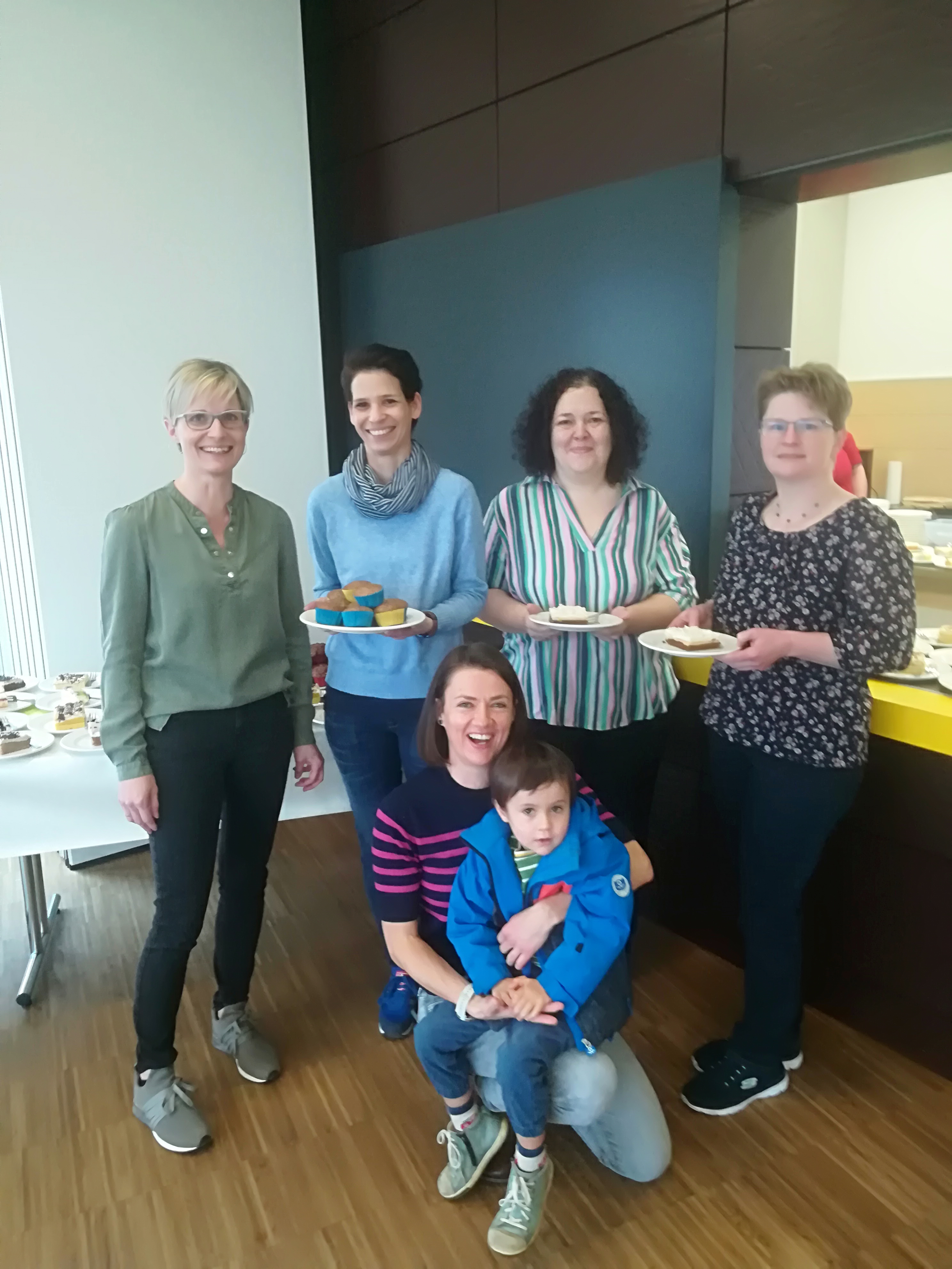 Team Elternverein / Wagner Ein Team des Elternvereins bereitete für die vielen Gäste den gemütlichen Pfarrkaffee: Heidi Brenn, Christiane Urfahrer-Heigl, Gabriele Henninger, Birigit Adelsberger, Karin Hörndler mit Sohn Oliver (v. l. n. r.)